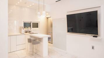 Villa Prestigio, balcón, vista al mar | Restaurantes