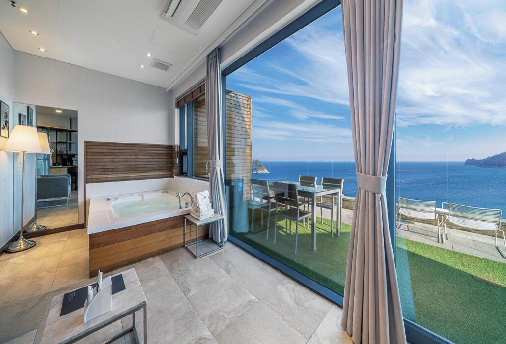 그랜드 더블룸, 더블침대 1개, 발코니, 바다 전망 | 야외 식당