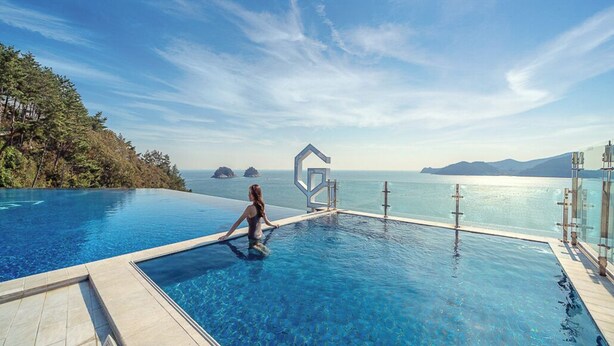 En infinitypool med en fantastisk utsikt över havet och de avlägsna öarna.