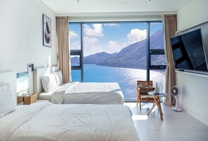 Luxury Twin Room, Sea View | Free WiFi - Le Grand Bleu Resort (Yeosu)