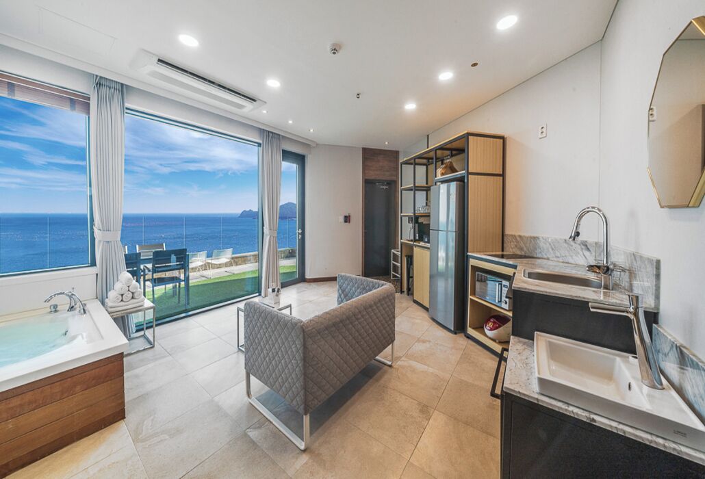 Grand Double Room, 1 Double Bed, Balcony, Sea View | Interior