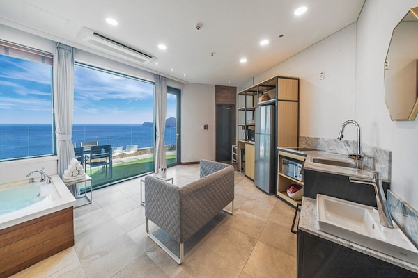 그랜드 더블룸, 더블침대 1개, 발코니, 바다 전망 | 내부