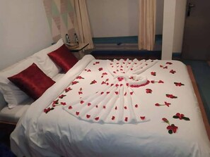Deluxe Double Room | Free WiFi, bed sheets - Hotel Elsols By Canan (Embu)