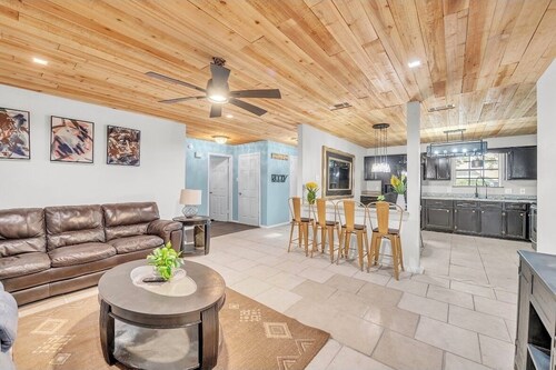 Texas Longhorn country living 4BD 2 BA