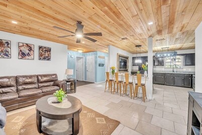 Texas Longhorn country living 4BD 2 BA