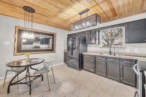 Private kitchen - Texas Longhorn country living 4BD 2 BA (Killeen)