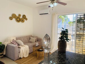 TV - Steps from Bayahibe Beach - Cozy Caribbean Apartment. (Bayahíbe)