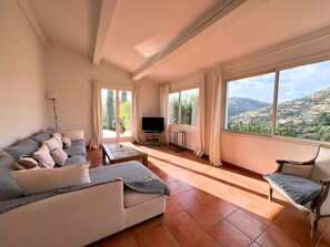 TV - Villa for 6 guests with private pool, just steps from the Valcros Golf Course, in La... (LA LONDE LES MAURES)
