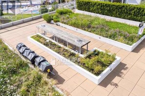 Outdoor dining - Don’t Miss Out! Stunning 1-Bedroom Condo in a Fantastic Area (Richmond)