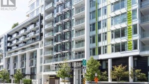 Un edificio residencial de varios pisos con balcones, una banda vertical verde y un letrero con caracteres chinos.