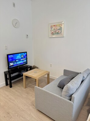 Smart TV - Modern Studio with Wi-Fi and Kitchen!
     (Steps away from public transit) (North Vancouver)