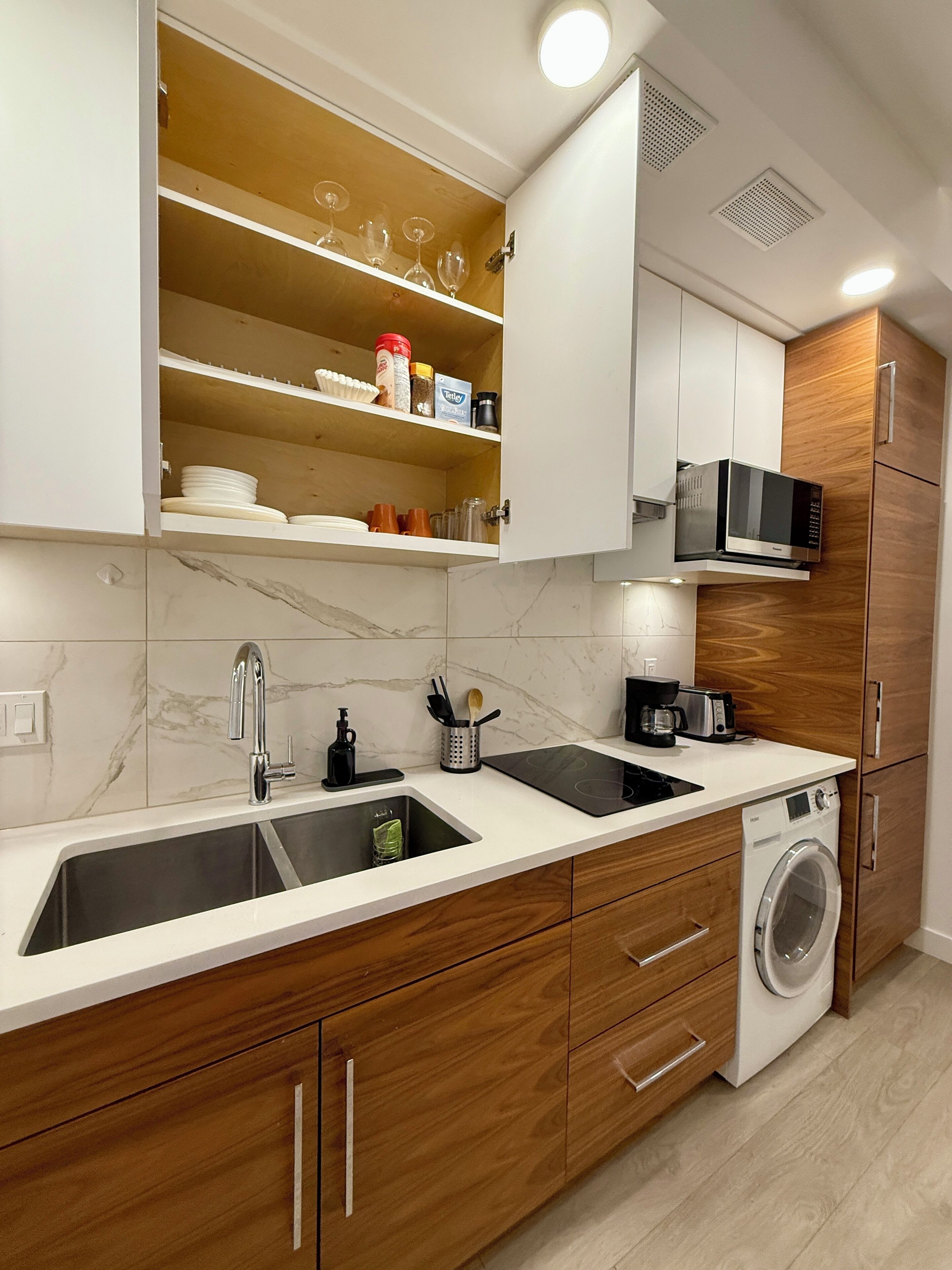 Kylskåp, mikrovågsugn, spishäll och diskmaskin