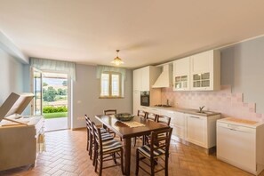 Kühlschrank, Mikrowelle, Ofen, Geschirrspüler