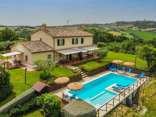Villa mit privatem Pool und Panoramablick auf die Landschaft, nur 20 Minuten von der Adriaküste