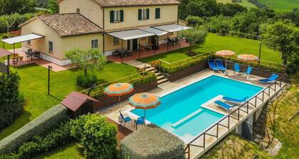 Villa mit privatem Pool und Panoramablick auf die Landschaft, nur 20 Minuten von der Adriaküste