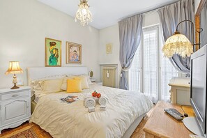 Standard-Apartment, Mehrere Schlafzimmer (Salò Chic Retreat Near The Lake) | 1 Schlafzimmer, kostenloses WLAN, Bettwäsche