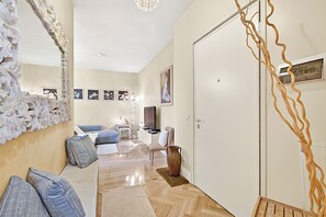 Standard-Apartment, Mehrere Schlafzimmer (Salò Chic Retreat Near The Lake) | Wohnbereich | 21-Zoll-Fernseher mit Kabelempfang