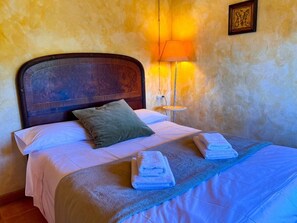 Fer et planche à repasser, accès Internet, draps fournis