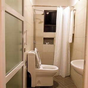Deluxe Single Room | Bathroom | Shower, slippers, towels, soap - Kilimani Breeze Hotel Wote (Wote)