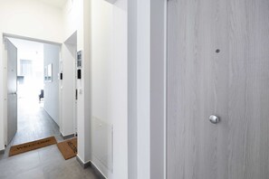 Interior - Three-room apartment of 58sqm, with two bedrooms and a bathroom on the fifth floor with elevator (Bologna)