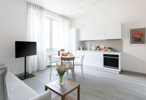 TV - Three-room apartment of 58sqm, with two bedrooms and a bathroom on the fifth floor with elevator (Bologna)