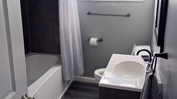 Asciugacapelli, asciugamani, sapone, carta igienica