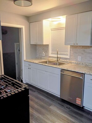 Private kitchen - 3-bedroom house in perfect Inkster with cool AC breeze (Inkster)