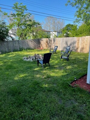 Property grounds - 3-bedroom house in perfect Inkster with cool AC breeze (Inkster)