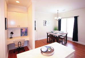 Dining - LUX Home, 3min from LSU, KING Bed (Baton Rouge)