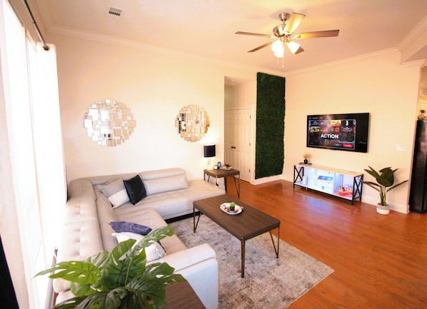 Living area - LUX Home, 3min from LSU, KING Bed (Baton Rouge)