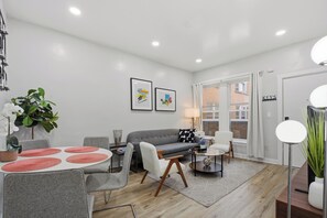 Living area - Stylish 2BR Near UChicago – Easy Downtown Access (Chicago)