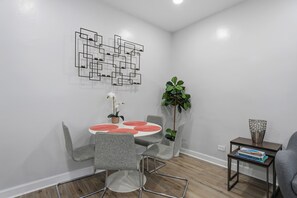 Dining - Stylish 2BR Near UChicago – Easy Downtown Access (Chicago)