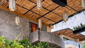 Un bâtiment moderne sur lequel on peut lire l’inscription « XPERIENCE TULUM ».