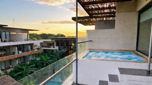 Un bâtiment moderne doté d’une piscine sur le toit et d’une balustrade en verre.