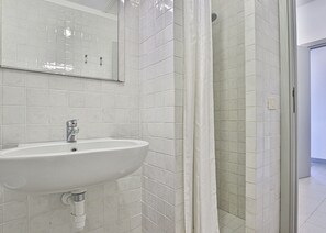 Shower - Ofelia, two-room apartment in Fetovaia in a residential complex, 500 m from the beach, with furnishe (Campo nell'Elba)
