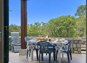 Outdoor dining - Ofelia, two-room apartment in Fetovaia in a residential complex, 500 m from the beach, with furnishe (Campo nell'Elba)