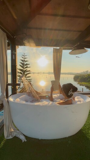 Tina de hidromasaje al aire libre