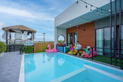 PP Lake Pool Villa & Airport Retreat