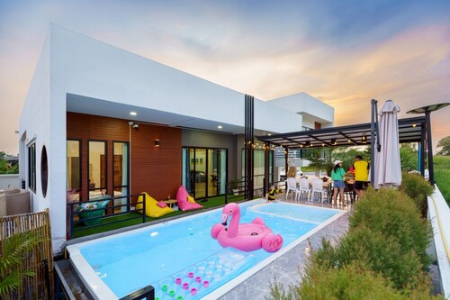 PP Lake Pool Villa & Airport Retreat