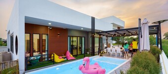 PP Lake Pool Villa & Airport Retreat