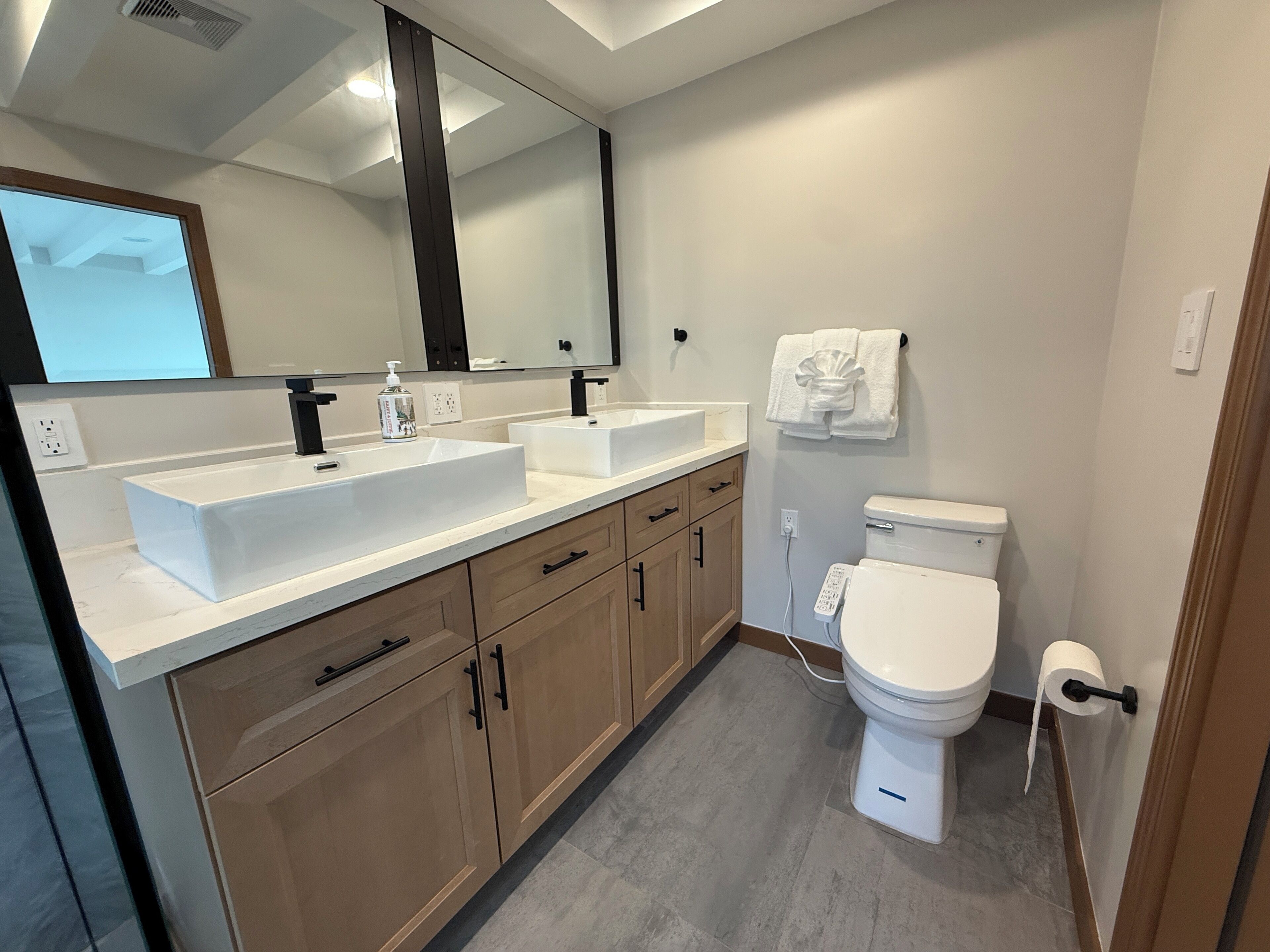 Towels, soap, shampoo, toilet paper