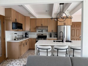 Fridge, microwave, stovetop, dishwasher