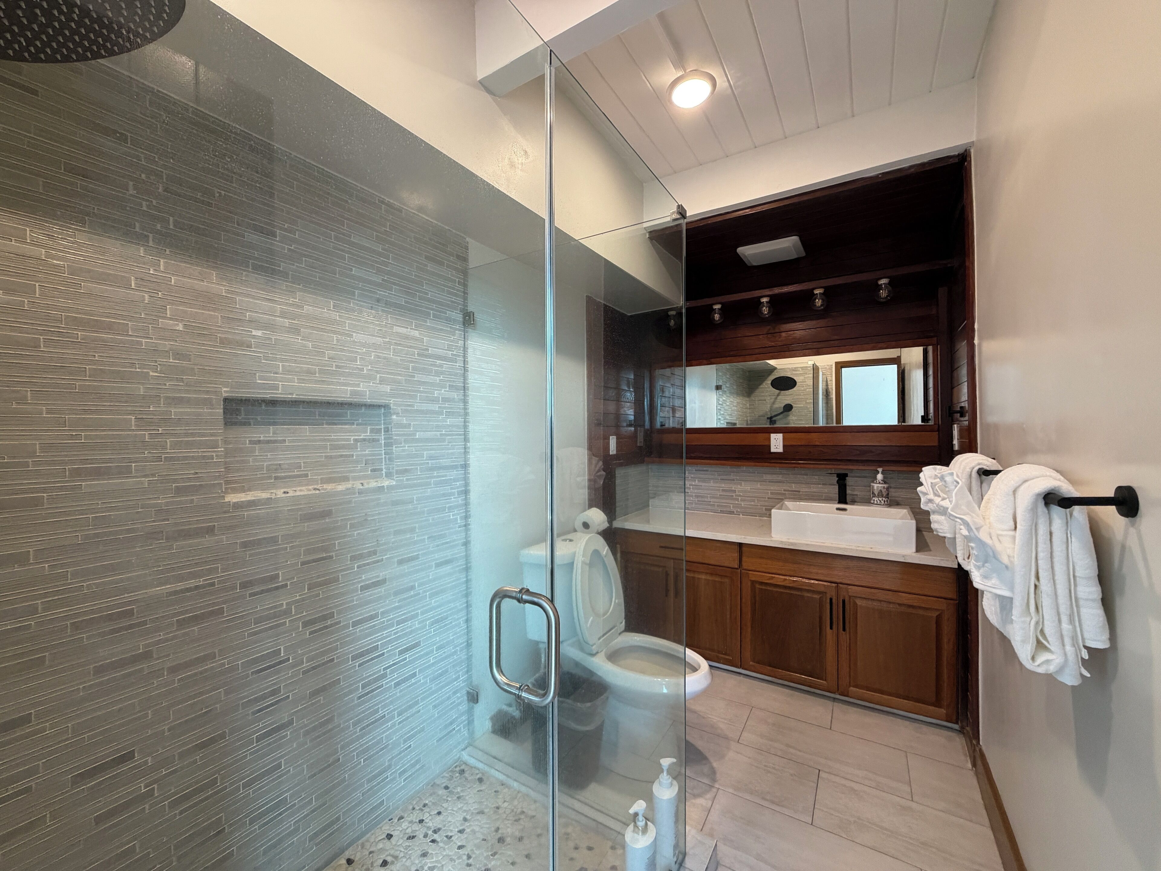 Towels, soap, shampoo, toilet paper