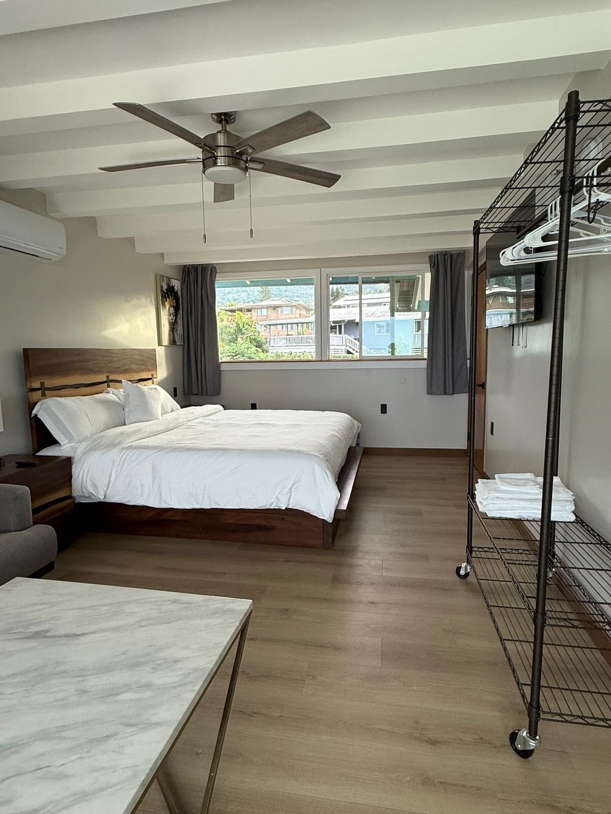 Travel crib, WiFi, bed sheets