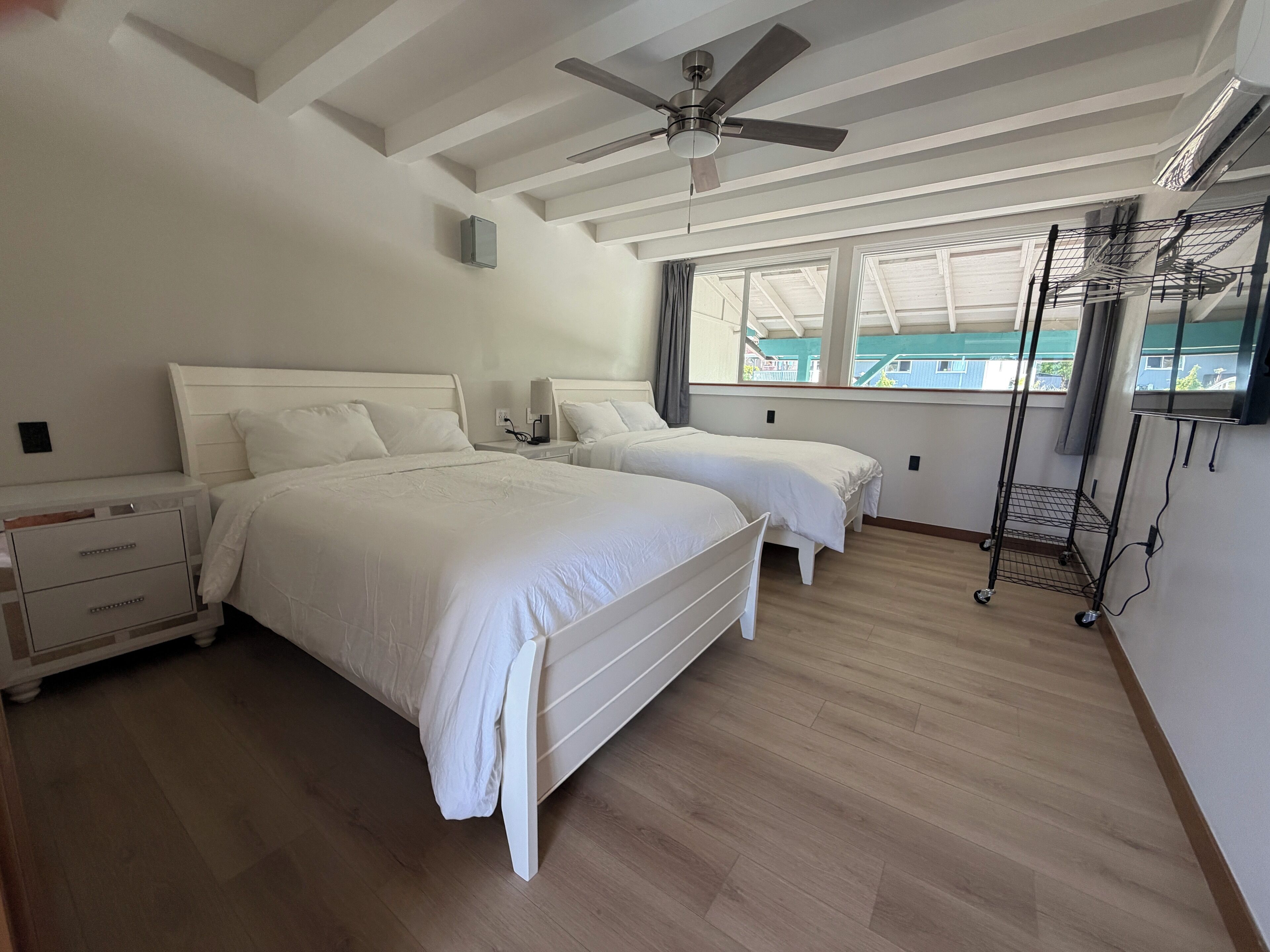 Travel crib, WiFi, bed sheets