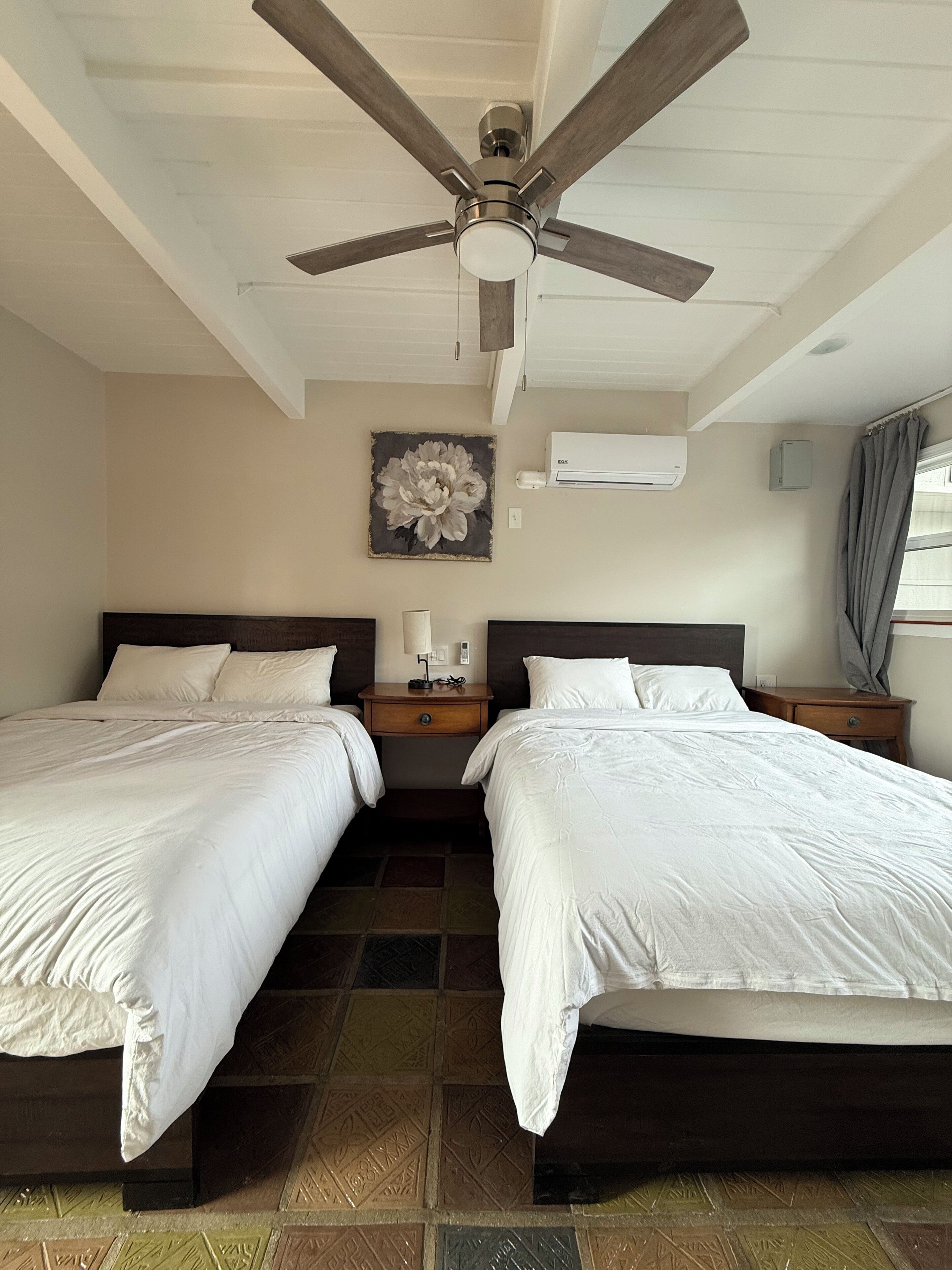 Travel crib, WiFi, bed sheets