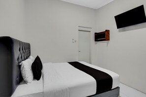 Standard Double Room | Free WiFi, bed sheets - Hotel O Airport Guesthouse (Semarang)