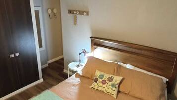 Iron/ironing board, internet, bed sheets