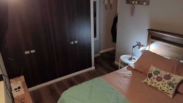 Iron/ironing board, internet, bed sheets