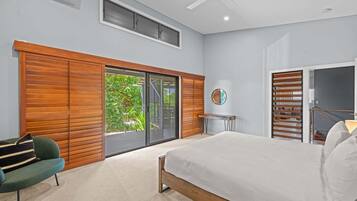 4 bedrooms, desk, iron/ironing board, WiFi